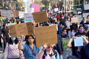San Francisco, CA - 26 Mart 2021: Asya Karşıtı Şiddet Yürüyüşü 'nde yüzlerce kimliği belirsiz katılımcı Market Caddesi' nden Embarcadero 'ya yürüyor..