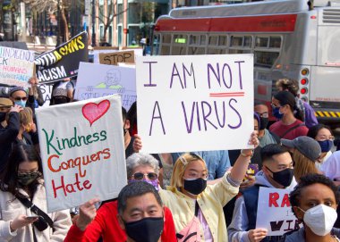 San Francisco, CA - 26 Mart 2021: Asya Karşıtı Şiddet Yürüyüşü 'nde yüzlerce kimliği belirsiz katılımcı Market Caddesi' nden Embarcadero 'ya yürüyor..