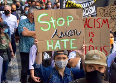 San Francisco, CA - 26 Mart 2021: Asya Karşıtı Şiddet Yürüyüşü 'nde yüzlerce kimliği belirsiz katılımcı Market Caddesi' nden Embarcadero 'ya yürüyor..