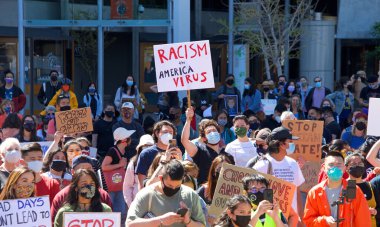 San Francisco, CA - 26 Mart 2021: Market Caddesi 'nden aşağı yürüdükten sonra Embarcadero' da Asya Karşıtı Şiddet Yürüyüşü 'ne katılan kimliği belirsiz gençler görülüyor.