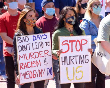 San Francisco, CA - 26 Mart 2021: Market Caddesi 'nden aşağı yürüdükten sonra Embarcadero' da Asya Karşıtı Şiddet Yürüyüşü 'ne katılan kimliği belirsiz gençler görülüyor