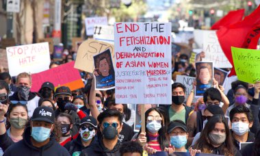 San Francisco, CA - 26 Mart 2021: Asya Karşıtı Şiddet Yürüyüşü 'nde yüzlerce kimliği belirsiz katılımcı Market Caddesi' nden Embarcadero 'ya yürüyor..