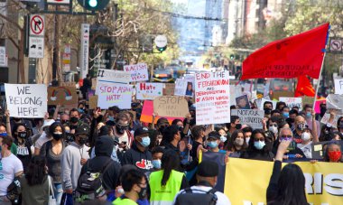San Francisco, CA - 26 Mart 2021: Asya Karşıtı Şiddet Yürüyüşü 'nde yüzlerce kimliği belirsiz katılımcı Market Caddesi' nden Embarcadero 'ya yürüyor..