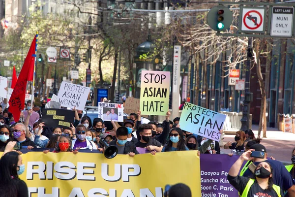 San Francisco, CA - 26 Mart 2021: Asya Karşıtı Şiddet Yürüyüşü 'nde yüzlerce kimliği belirsiz katılımcı Market Caddesi' nden Embarcadero 'ya yürüyor..