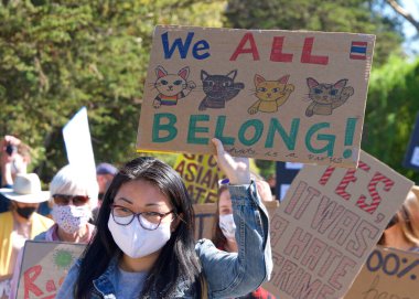 Berkeley, CA - 28 Mart 2021: Asya Pasifik Adalı Gençlik Yükselişi Yürüyüşü 'nün kimliği belirsiz katılımcıları Aquatic Park' tan yaya geçidine yürüyorlar. Asya Karşıtı Nefret Toplantısı.