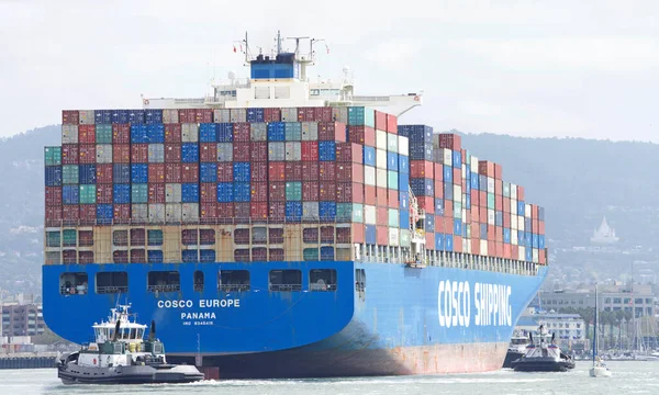 Oakland Apr 2021 Meerdere Sleepboten Helpen Vrachtschip Cosco Europe Haven — Stockfoto