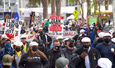 San Francisco, CA - 1 Mayıs 2021: Uluslararası İşçi Bayramı olarak da bilinen Pazar Caddesi 'nde yürüyüş yapan kimliği belirsiz katılımcılar. 