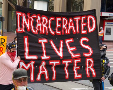 San Francisco, CA - 1 Mayıs 2021: Uluslararası İşçi Bayramı olarak da bilinen Pazar Caddesi 'nde yürüyüş yapan kimliği belirsiz katılımcılar. 