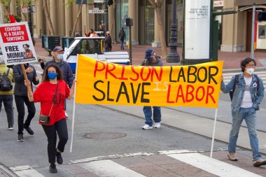 San Francisco, CA - 1 Mayıs 2021: Uluslararası İşçi Bayramı olarak da bilinen Pazar Caddesi 'nde yürüyüş yapan kimliği belirsiz katılımcılar. 