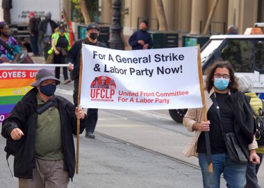 San Francisco, CA - 1 Mayıs 2021: Uluslararası İşçi Bayramı olarak da bilinen Pazar Caddesi 'nde yürüyüş yapan kimliği belirsiz katılımcılar. 