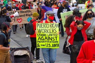 San Francisco, CA - 1 Mayıs 2021: Uluslararası İşçi Bayramı olarak da bilinen Pazar Caddesi 'nde yürüyüş yapan kimliği belirsiz katılımcılar. 