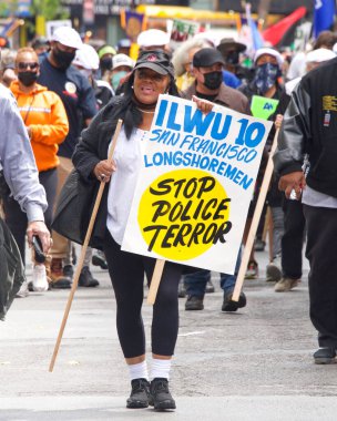 San Francisco, CA - 1 Mayıs 2021: Uluslararası İşçi Bayramı olarak da bilinen Pazar Caddesi 'nde yürüyüş yapan kimliği belirsiz katılımcılar. 