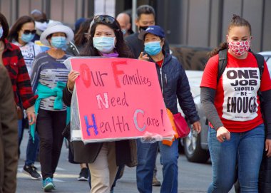 San Francisco, CA - 1 Mayıs 2021: Uluslararası İşçi Bayramı olarak da bilinen Pazar Caddesi 'nde yürüyüş yapan kimliği belirsiz katılımcılar. 