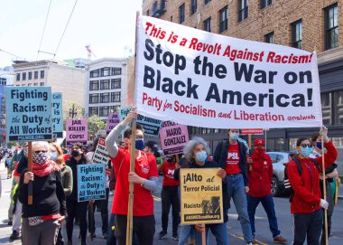 San Francisco, CA - 1 Mayıs 2021: Uluslararası İşçi Bayramı olarak da bilinen Pazar Caddesi 'nde yürüyüş yapan kimliği belirsiz katılımcılar. 