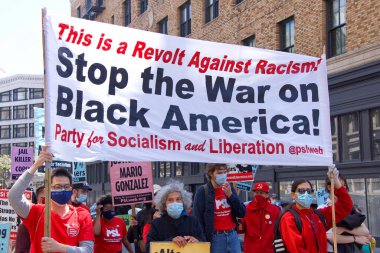 San Francisco, CA - 1 Mayıs 2021: Uluslararası İşçi Bayramı olarak da bilinen Pazar Caddesi 'nde yürüyüş yapan kimliği belirsiz katılımcılar. 