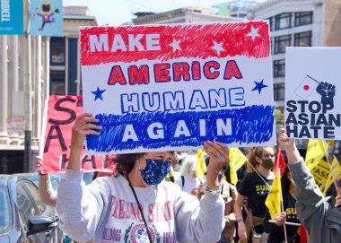 San Francisco, CA - 1 Mayıs 2021: Uluslararası İşçi Bayramı olarak da bilinen Pazar Caddesi 'nde yürüyüş yapan kimliği belirsiz katılımcılar. 