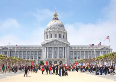 San Francisco, CA - 1 Mayıs 2021: Uluslararası İşçi Bayramı olarak da bilinen Pazar Caddesi 'nde yürüyüş yapan kimliği belirsiz katılımcılar. 