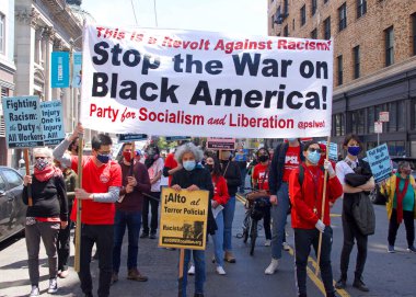 San Francisco, CA - 1 Mayıs 2021: Uluslararası İşçi Bayramı olarak da bilinen Pazar Caddesi 'nde yürüyüş yapan kimliği belirsiz katılımcılar. 