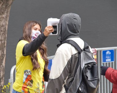 San Francisco, CA - 29 Mayıs 2021: Mission District Karnaval Festivali 'ne kimliği belirsiz katılımcılar. Herkes mekana girmeden önce ateşini kontrol ettirmeli.