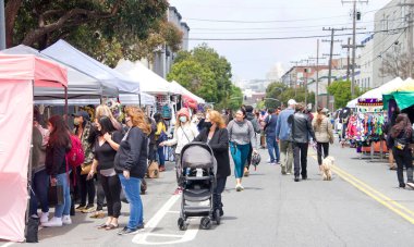 San Francisco, CA - 29 Mayıs 2021: Mission Distric 'teki Karnaval Festivali' nin kimliği belirsiz katılımcıları, ana caddede mallarını satan satıcılarla birlikte yürüyorlar..