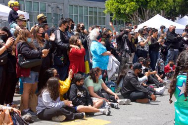 San Francisco, CA - 29 Mayıs 2021: Mission District Karnaval Festivali 'ne kimliği belirsiz katılımcılar. Gençlik dansı grupları kalabalığa şarkı söylüyor..
