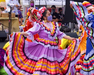 San Francisco, CA - 29 Mayıs 2021: Mission District Karnaval Festivali 'ne kimliği belirsiz katılımcılar. Latin dansçılar ana sahnede kültürel danslar yapıyorlar..