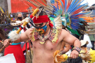 San Francisco, CA - 29 Mayıs 2021: Mission District Karnaval Festivali 'ne kimliği belirsiz katılımcılar. Aztek dansçıları bir sokak köşesinde gösteri yapıyorlar..