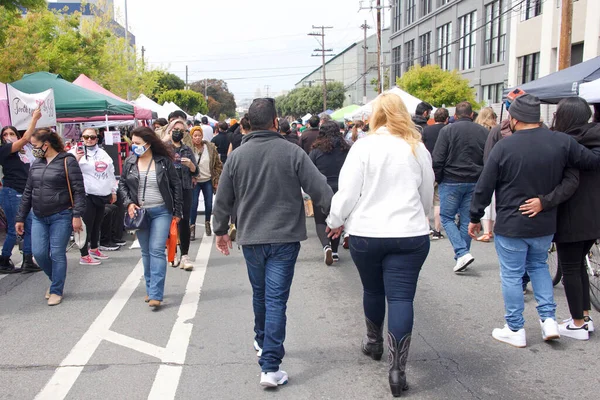 San Francisco, CA - 29 Mayıs 2021: Mission Distric 'teki Karnaval Festivali' nin kimliği belirsiz katılımcıları, ana caddede mallarını satan satıcılarla birlikte yürüyorlar..