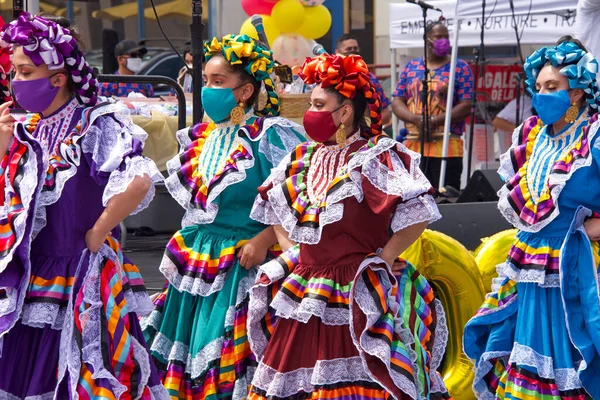 San Francisco, CA - 29 Mayıs 2021: Mission District Karnaval Festivali 'ne kimliği belirsiz katılımcılar. Latin dansçılar ana sahnede kültürel danslar yapıyorlar..