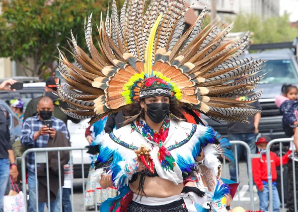 San Francisco, CA - 29 Mayıs 2021: Mission District Karnaval Festivali 'ne kimliği belirsiz katılımcılar. Aztek dansçıları bir sokak köşesinde gösteri yapıyorlar..