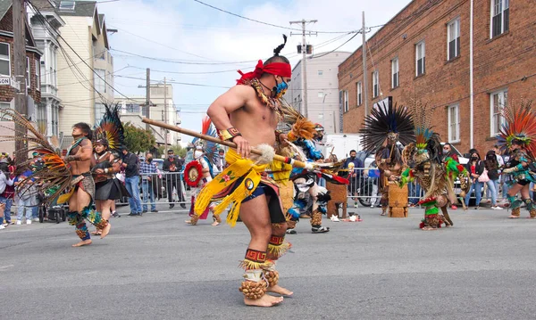 San Francisco, CA - 29 Mayıs 2021: Mission District Karnaval Festivali 'ne kimliği belirsiz katılımcılar. Aztek dansçıları bir sokak köşesinde gösteri yapıyorlar..