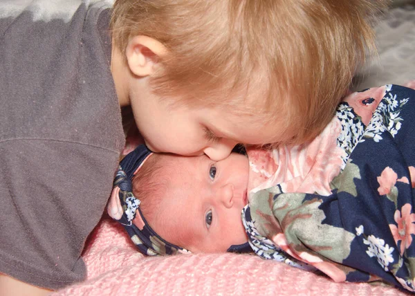 Close Retrato Uma Criança Anos Beijando Sua Nova Irmã Bebê — Fotografia de Stock