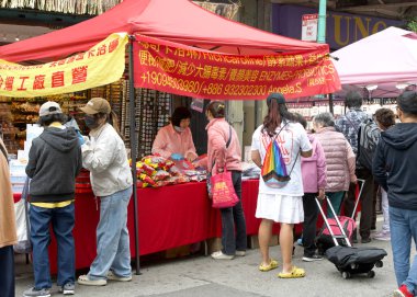 San Francisco, CA - 28 Eylül 2025: 35. Sonbahar Ay Festivali katılımcıları. Arkadaşlar ve akrabalar arasında açık hava buluşmaları için yıllık bir etkinlik.