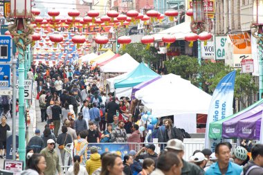 San Francisco, CA - 28 Eylül 2025: 35. Sonbahar Ay Festivali katılımcıları. Arkadaşlar ve akrabalar arasında açık hava buluşmaları için yıllık bir etkinlik.
