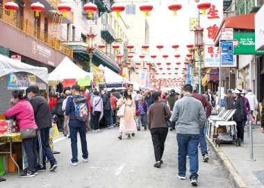 San Francisco, CA - 28 Eylül 2025: 35. Sonbahar Ay Festivali katılımcıları. Arkadaşlar ve akrabalar arasında açık hava buluşmaları için yıllık bir etkinlik.