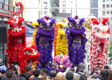 San Francisco, CA - 28 Eylül 2025: 35. Sonbahar Ay Festivali katılımcıları. Arkadaşlar ve akrabalar arasında açık hava buluşmaları için yıllık bir etkinlik.
