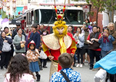 San Francisco, CA - 28 Eylül 2025: 35. Sonbahar Ay Festivali katılımcıları. Leo Wang kalabalık için Maymun Kral rolünde oynuyor..