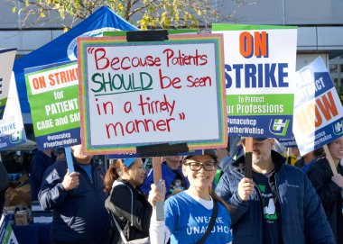 Oakland, CA - 14 Ekim 2025: Kaiser Tıp Merkezi 'nin dışında protesto eden sağlık çalışanları. Bakıcı ve Hastalar İçin Güvenli Personel, Adil Maaş, Emeklilik Güvenliği ve Haysiyet Talebinde Bulunuluyor.