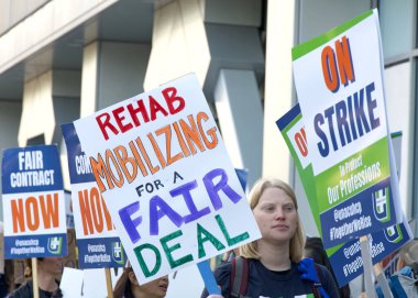 Oakland, CA - 14 Ekim 2025: Kaiser Tıp Merkezi 'nin dışında protesto eden sağlık çalışanları. Bakıcı ve Hastalar İçin Güvenli Personel, Adil Maaş, Emeklilik Güvenliği ve Haysiyet Talebinde Bulunuluyor.