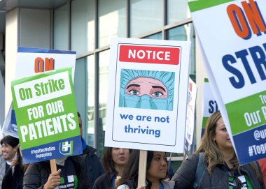 Oakland, CA - 14 Ekim 2025: Kaiser Tıp Merkezi 'nin dışında protesto eden sağlık çalışanları. Bakıcı ve Hastalar İçin Güvenli Personel, Adil Maaş, Emeklilik Güvenliği ve Haysiyet Talebinde Bulunuluyor.