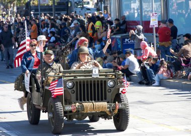 San Francisco, CA - 12 Ekim 2025: 39. İskelede başlayan İtalyan Mirası Geçidi 'ne katılanlar. Perçinli Rosie ile 2. Dünya Savaşı Askeri Jeep 'i