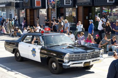 San Francisco, CA - 12 Ekim 2025: 39. İskelede başlayan İtalyan Mirası Geçidi 'ne katılanlar. Klasik SFPD aracı