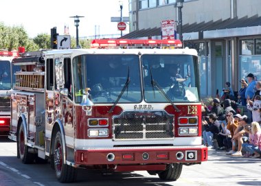 San Francisco, CA - 12 Ekim 2025: 39. İskelede başlayan İtalyan Mirası Geçidi 'ne katılanlar. San Francisco İtfaiye kamyonları ve memurları