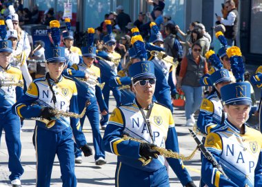 San Francisco, CA - 12 Ekim 2025: 39. İskelede başlayan İtalyan Mirası Geçidi 'ne katılanlar. Napa Lisesi Bandosu.