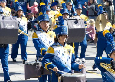 San Francisco, CA - 12 Ekim 2025: 39. İskelede başlayan İtalyan Mirası Geçidi 'ne katılanlar. Napa Lisesi Bandosu.