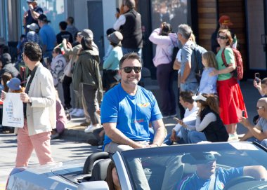 San Francisco, CA - 12 Ekim 2025: 39. İskelede başlayan İtalyan Mirası Geçidi 'ne katılanlar. Christopher Columbus Ödüllü Richard Armanino