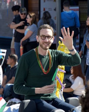 San Francisco, CA - 12 Ekim 2025: 39. İskelede başlayan İtalyan Mirası Geçidi 'ne katılanlar. Eyalet Senatörü Scott Wiener