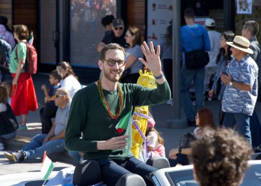 San Francisco, CA - 12 Ekim 2025: 39. İskelede başlayan İtalyan Mirası Geçidi 'ne katılanlar. Eyalet Senatörü Scott Wiener