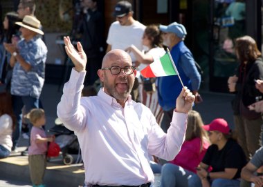 San Francisco, CA - 12 Ekim 2025 İtalyan Mirası Geçit Töreni 'nde Denetmen Rafael Mandelman.