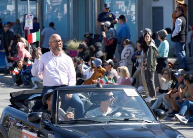 San Francisco, CA - 12 Ekim 2025 İtalyan Mirası Geçit Töreni 'nde Denetmen Rafael Mandelman.